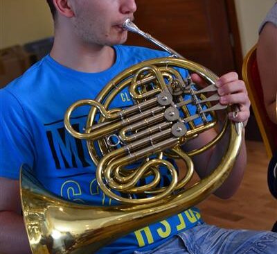 Waltornia i rakieta tenisowa – świat Gabriela