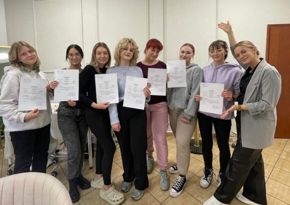 Uczennice szkoły branżowej zakończyły szkolenie kosmetyczne