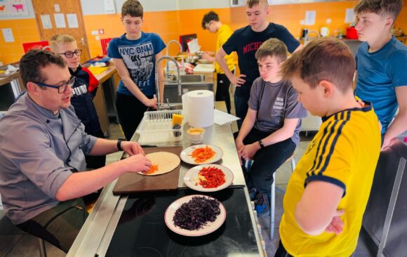 Zamienili piłki i boisko na noże i blat kuchenny