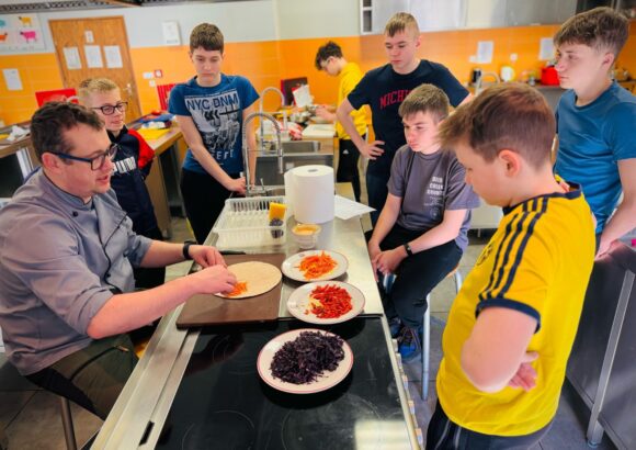 Zamienili piłki i boisko na noże i blat kuchenny