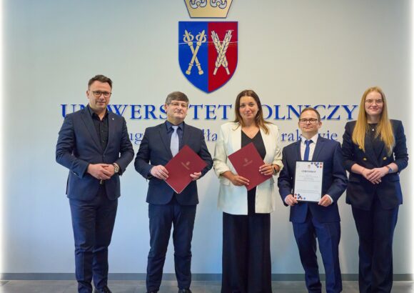 28 maja 2025 r. została zawarta umowa o współpracy pomiędzy  Uniwersytetem Rolniczym im. Hugona Kołłątaja w Krakowie a Zespołem Szkół nr 1 w Kędzierzynie-Koźlu