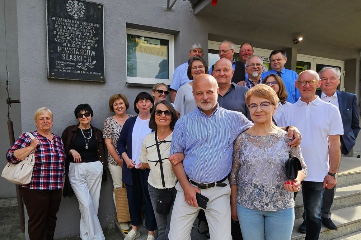 Spotkanie przed szkołą 45 lat po rozstaniu… a my jednak wciąż razem
