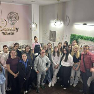 558873557_1587564962546651_7139099905792314929_n Słodka lekcja praktyki – uczniowie technikum na warsztatach w Candy World