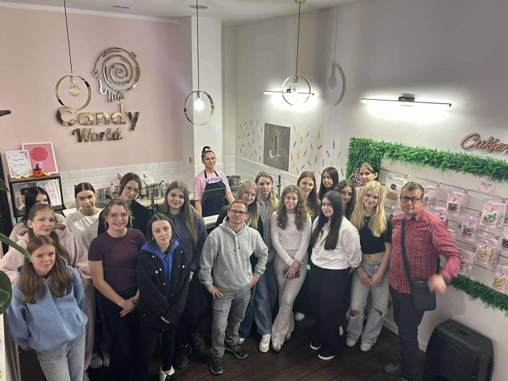 558873557_1587564962546651_7139099905792314929_n Słodka lekcja praktyki – uczniowie technikum na warsztatach w Candy World