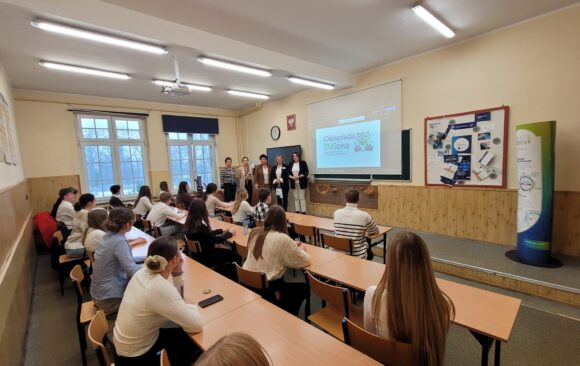 Zdjęcie WhatsApp 2025-11-26 o 16.43.24_2ffcc52d Młodzi ekonomiści w olimpiadzie „Warto wiedzieć więcej o ubezpieczeniach społecznych”