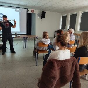 Trafili w Dziesiątkę! Wirtualna Strzelnica w Naszej Szkole