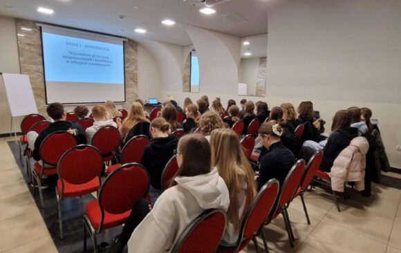 58393d6e-07ca-4328-87f5-01dcc7e57bca Komunikacja to podstawa! Ekonomiści na warsztatach „Office challenge – od komunikacji po zarządzanie projektem”