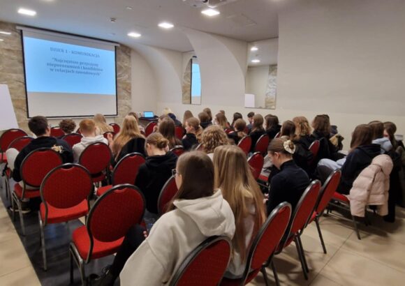 Komunikacja to podstawa! Ekonomiści na warsztatach „Office challenge – od komunikacji po zarządzanie projektem”