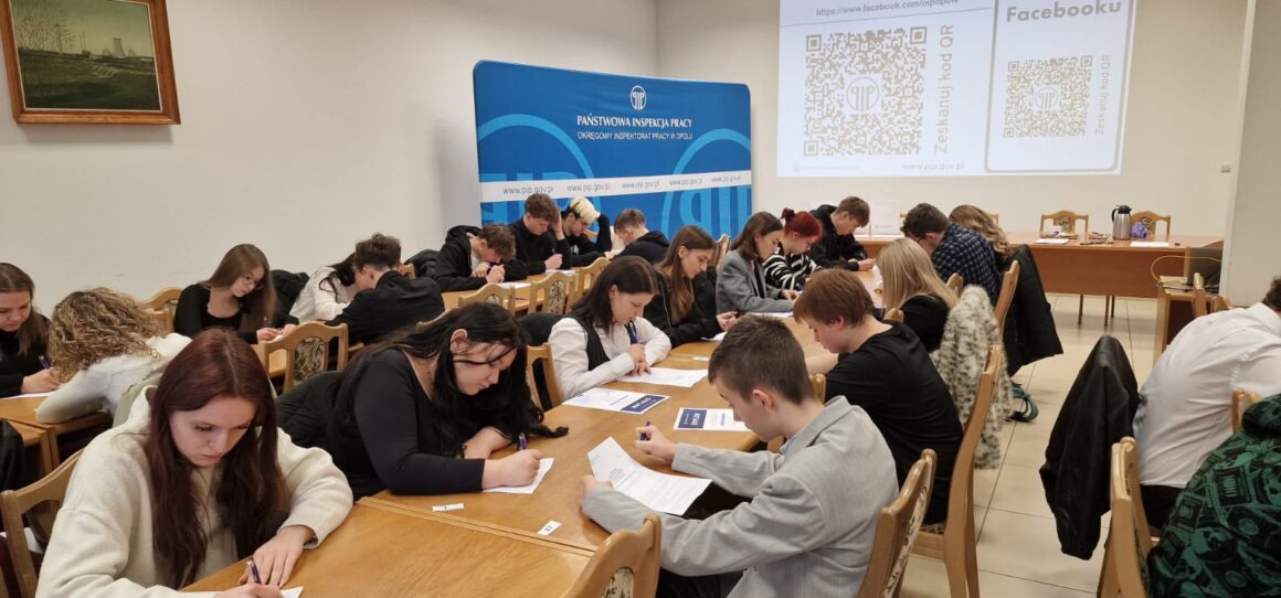 641533135_1708942270408919_2765662036948518352_n Sukces naszych uczennic w konkursie „Poznaj swoje prawa pracy”