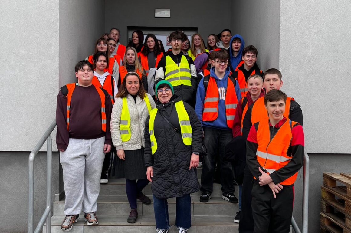 Wizyta klas logistycznych w centrum dystrybucji firmy Dino w Sieroniowicach