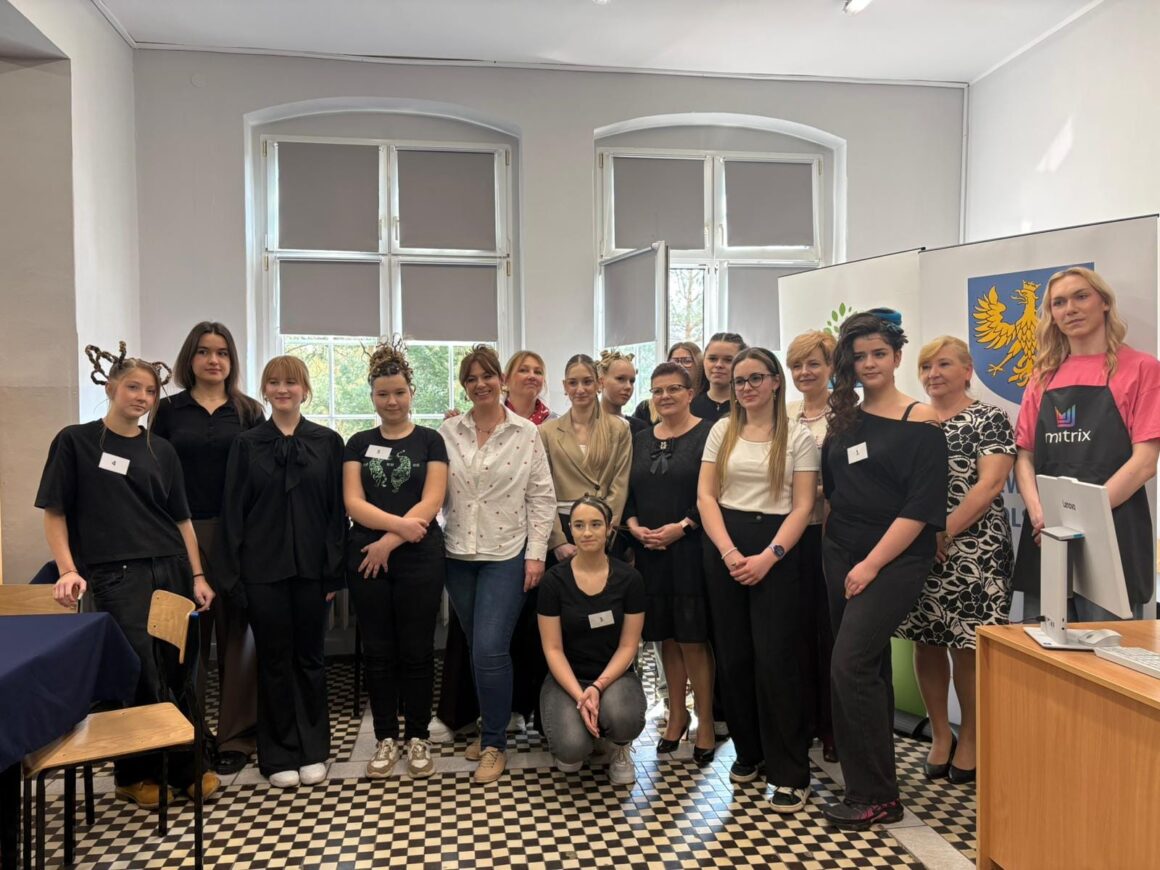 Zwycięstwo naszej uczennicy w finale V Ligi Zawodowców w branży fryzjerskiej Zwycięstwo naszej uczennicy w finale V Ligi Zawodowców w branży fryzjerskiej