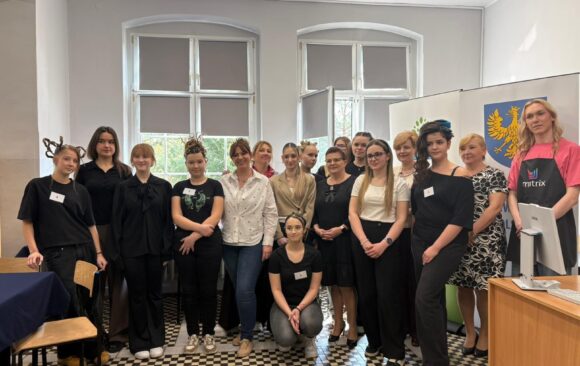 Zwycięstwo naszej uczennicy w finale V Ligi Zawodowców w branży fryzjerskiej Zwycięstwo naszej uczennicy w finale V Ligi Zawodowców w branży fryzjerskiej