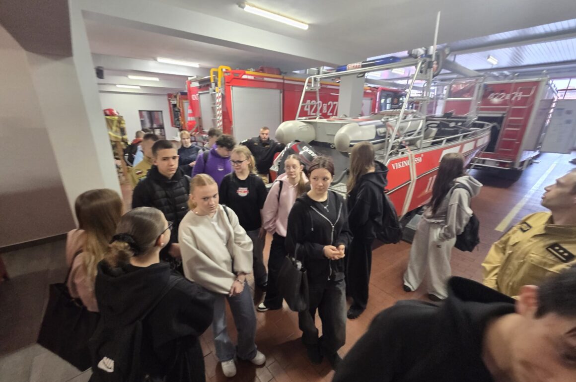 Przyszli logistycy poznają służby ratownicze – zajęcia w Straży Pożarnej