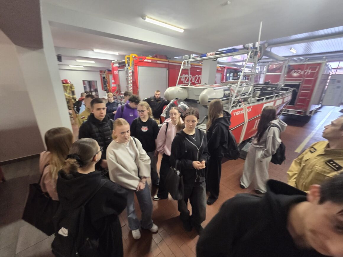 Przyszli logistycy poznają służby ratownicze – zajęcia w Straży Pożarnej