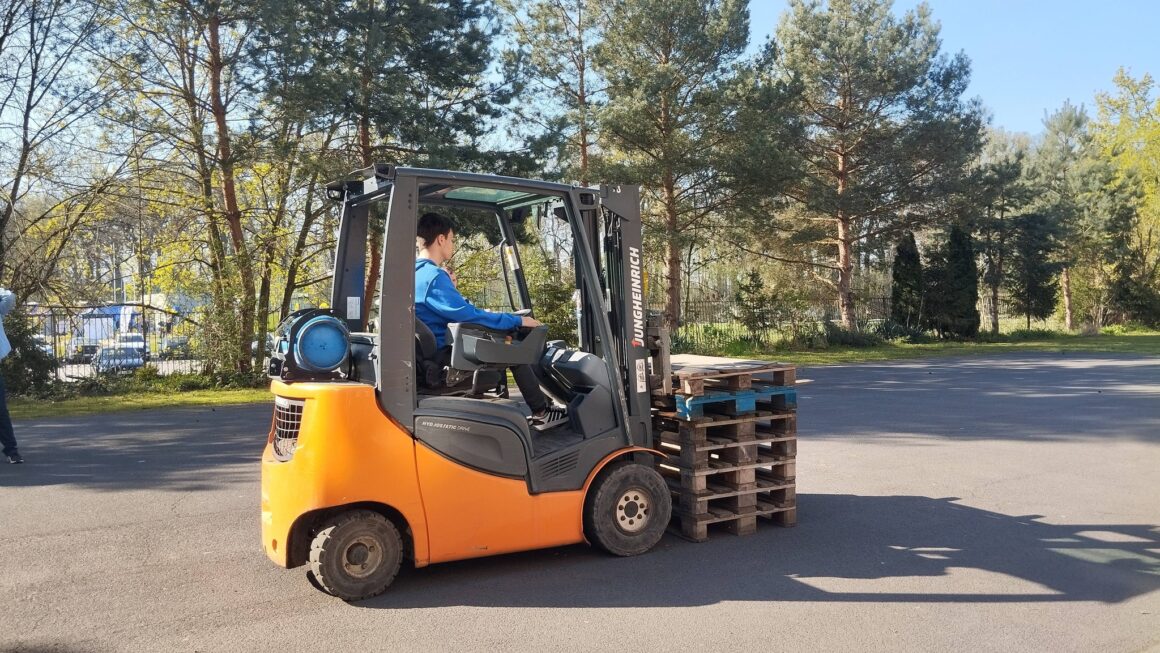 Kurs obsługi wózka widłowego dla uczniów ZS nr 1 – nowe możliwości w ramach wsparcia kształcenia zawodowego
