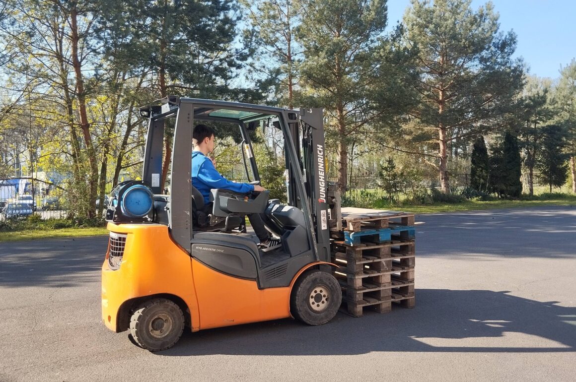 Kurs obsługi wózka widłowego dla uczniów ZS nr 1 – nowe możliwości w ramach wsparcia kształcenia zawodowego