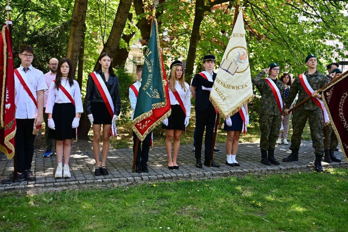 Poczet Sztandarowy Zespołu Szkół nr 1 na obchodach Konstytucji 3 Maja.