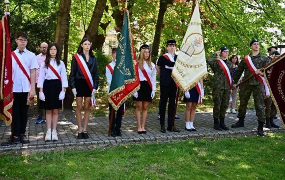 Poczet Sztandarowy Zespołu Szkół nr 1 na obchodach Konstytucji 3 Maja.