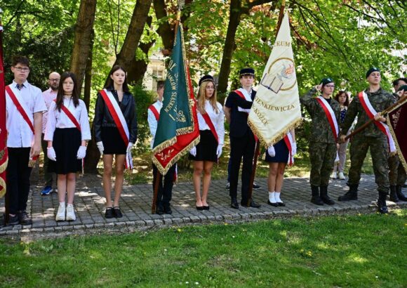 Poczet Sztandarowy Zespołu Szkół nr 1 na obchodach Konstytucji 3 Maja.