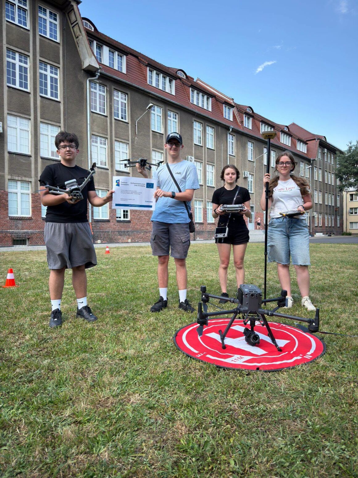 Pierwsza grupa uczniów rozpoczęła kurs z zakresu nawigacji i operowania dronem w pomiarach geodezyjnych!
