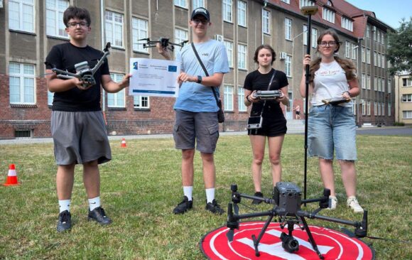 Pierwsza grupa uczniów rozpoczęła kurs z zakresu nawigacji i operowania dronem w pomiarach geodezyjnych!