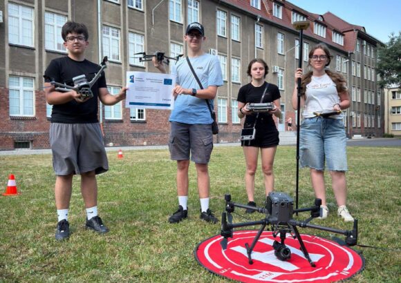 Pierwsza grupa uczniów rozpoczęła kurs z zakresu nawigacji i operowania dronem w pomiarach geodezyjnych!